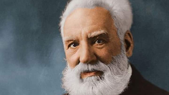 और ऐसा सिर्फ भारत में ही नहीं होता बल्कि दुनिया के लगभग हर एक देश में होता है. कुछ देशों को छोड़कर. हेलो बोलने का रिवाज एकदम से शुरू नहीं हुआ, कहा जाता है कि टेलीफोन के आविष्कारक ग्राहम बेल की प्रेमिका का नाम हेलो था.