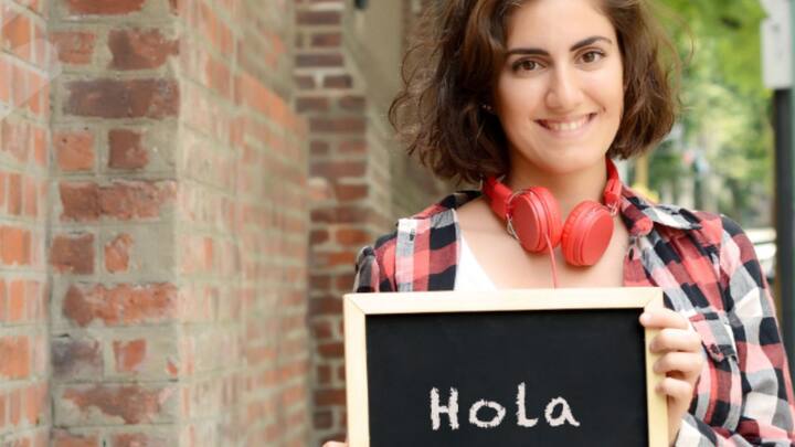 हेलो के जो सबसे करीब शब्द आता है वह है होला यह स्पेनिश भाषा का शब्द है. हेलो के पहले भी स्पेन में इसका इस्तेमाल किया जाता था. और स्पेनिश बोलने वाले लोग इसका इस्तेमाल करते थे. वहीं बात की जाए तो लैटिन भाषा में साल्वे या आवे शब्द का इस्तेमाल किया जाता था.