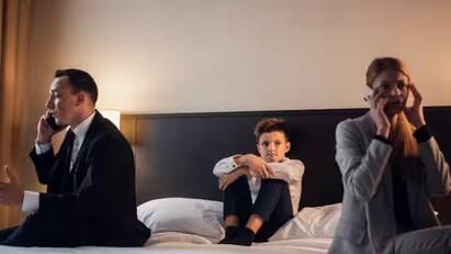 TRENDING: નેધરલેન્ડના 33 વર્ષીય બિઝનેસમેન જીમ હેફેન્સે લોકોને છૂટાછેડા લેવામાં મદદ કરવા માટે એક નવો બિઝનેસ આઈડિયા લઈને આવ્યો છે, જે અંતર્ગત કપલ્સ હૉટલના રૂમમાં જ છૂટાછેડા લઈ લે છે. લગ્નજીવનમાં ફસાયેલા લોકો ઘણીવાર છૂટાછેડા લેવાનું નક્કી કરે છે, પરંતુ છૂટાછેડા લેવા માટે તેઓએ ઘણા પ્રયત્નો કરવા પડે છે અને કોર્ટના ચક્કર પણ મારવા પડે છે.