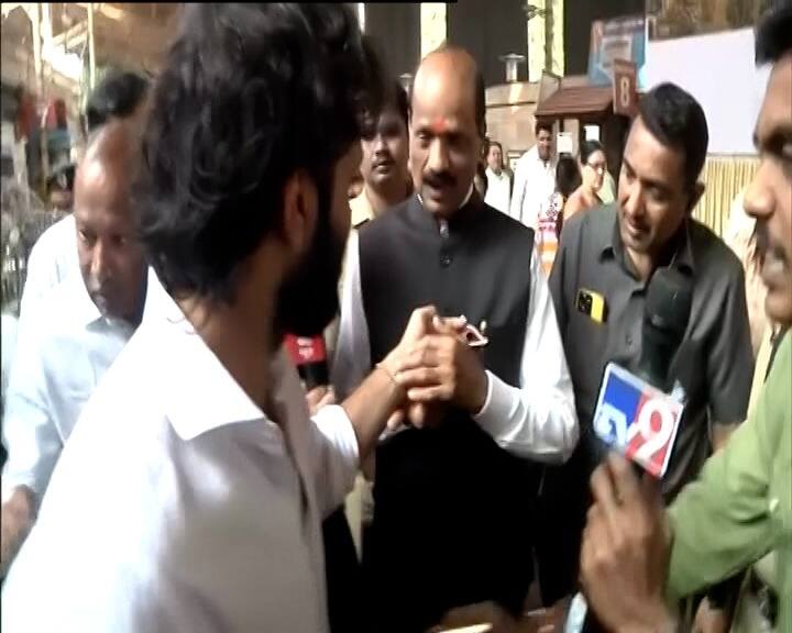 तेव्हा सरवणकर यांनी तातडीने धनुष्यबाण सरळ केला. मात्र, तोपर्यंत व्हायची ती शोभा होऊन गेली होती.