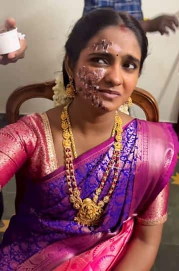 விஜய் டிவி தொலைக்காட்சியில், கடந்த ஜனவரி மாதம் துவங்கப்பட்ட சீரியல் 'சின்ன மருமகள்'. மிக குறுகிய காலத்திலேயே ரசிகர்கள் மத்தியில் நல்ல வரவேற்பை பெற்ற இந்த தொடருக்கு, தனி ரசிகர்கள் கூட்டமே உள்ளது.
