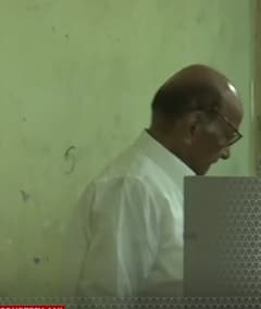 शरद पवार ने किया मतदान , कैमरे पर दिखाई स्याही लगी उंगली | ABP NEWS SHORTS