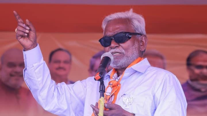 झारखंड के सरायकेला विधानसभा सीट से JMM छोड़ भाजपा का हाथ थामने वाले चंपई सोरेन जीत रहे हैं तो वहीं झामुमो के गणेश महादी हार रहे हैं. रांची विधानसभा सीट से भाजपा के चंद्रशेखर प्रसाद सिंह चुनाव जीत रहे हैं तो झामुमो से महुआ मांझी चुनाव हारती नजर आ रही है.