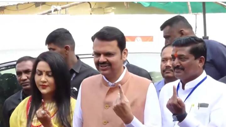 महाराष्ट्र के उपमुख्यमंत्री और नागपुर दक्षिण-पश्चिम विधानसभा सीट से बीजेपी उम्मीदवार देवेंद्र फडणवीस, उनकी पत्नी अमृता फडणवीस और मां सरिता फडणवीस नागपुर के एक मतदान केंद्र पर वोट डाला.