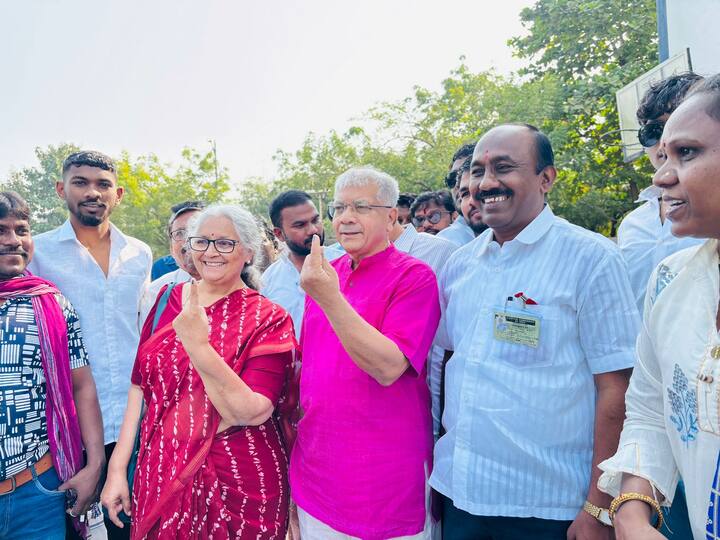 प्रकाश आंबेडकरांनी मतदानाचा हक्क बजावला.