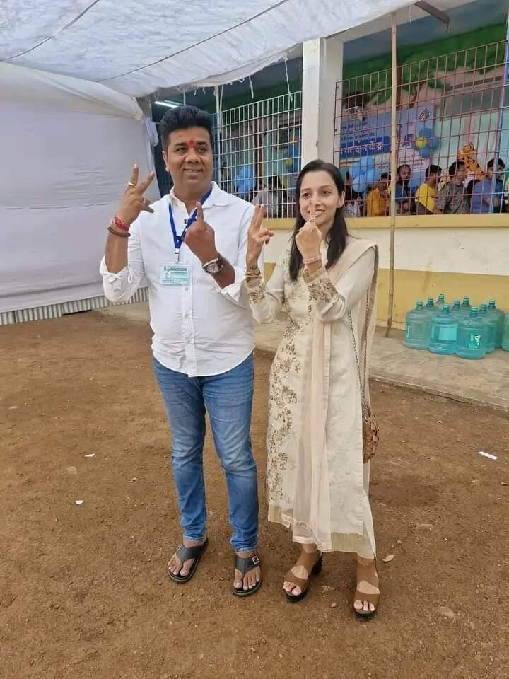 मनसेचे ठाणे शहरचे उमेदवार अविनाश जाधव यांनीही सपत्नीक मतदानाचा हक्क बजावला.