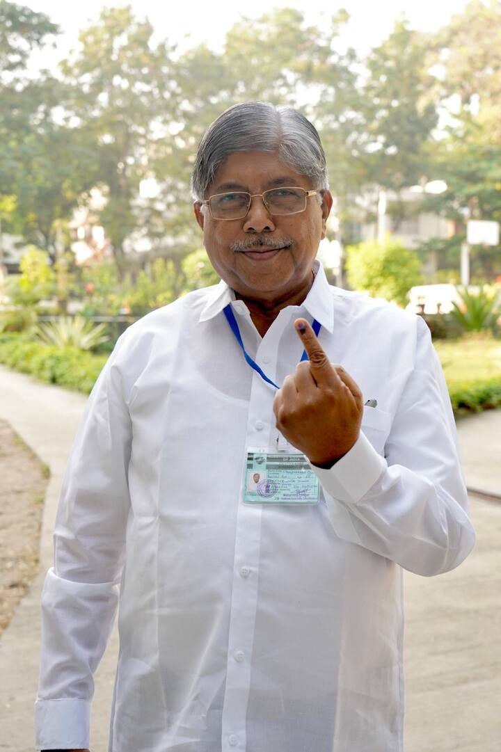 चंद्रकांत पाटलांनीही मतदानाचा हक्क बजावला.