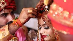 Sindoor: पति के हाथ से सिंदूर लगाने से क्या होता है?