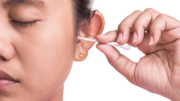 Cleaning Ear Mistakes: সহজ মনে হলেও সহজ নয়। কান পরিষ্কার করার ক্ষেত্রে সাবধান হোন। ছবি: ফ্রিপিক।