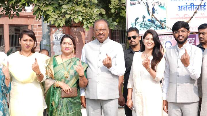 भाजप प्रदेशाध्यक्ष चंद्रशेखर बावनकुळे यांनी सहकुटुंब मतदानाचा हक्क बजावला.