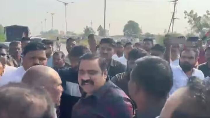 महाराष्ट्र के नांदगांव में शिवसेना शिंदे गुट और निर्दलीय कार्यकताओं के बीच झड़प हो गई. यह झ़ड़प सुहास कांदे और समीर भुजबल के कार्यकताओं के बीच हुई है. समीर भुजबल अजित गुट से अलग होकर चुनाव लड़ रहे हैं.