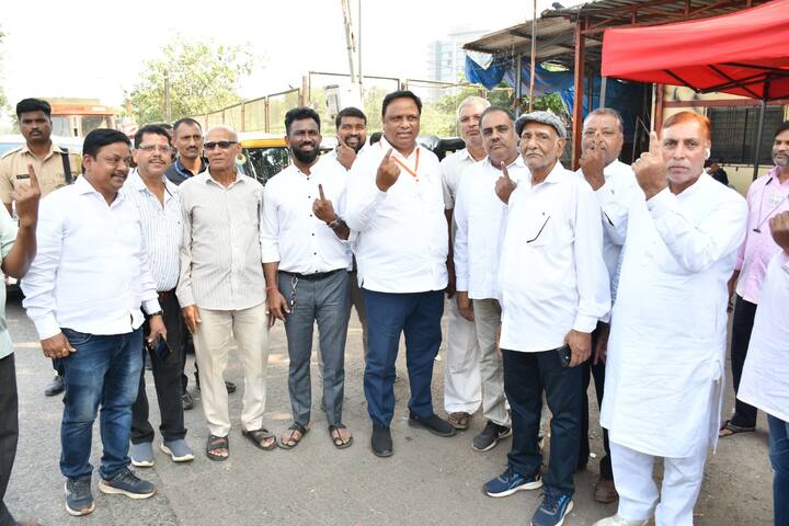 भाजप नेते आशिष शेलार यांनीही मतदानाचा हक्क बजावला आहे.