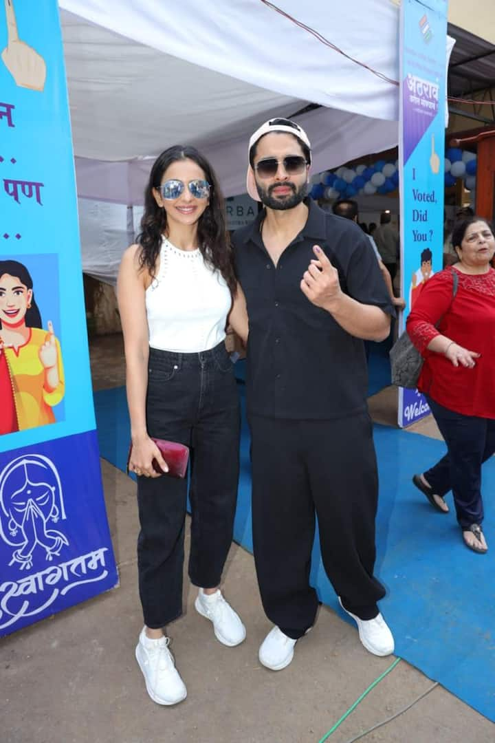 Rakul Preet Singh and Jackky Bhagnani also came to vote. The couple in black and white twinning outfits were seen showing the voting symbol on their fingers.