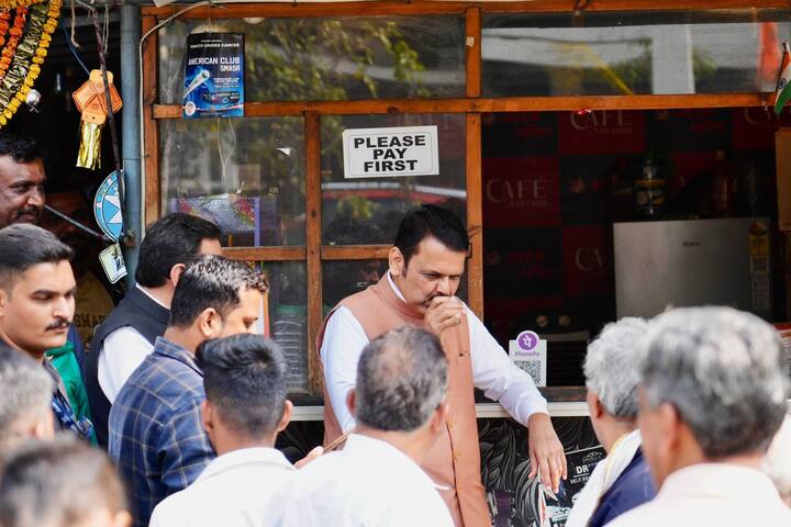 नागपूरच्या गायत्रीनगर येथील रस्त्याच्या बाजूला थांबून सहकाऱ्यांसोबत आरंभ अमृततुल्य टी-स्टॉल येथे चहाचा फडणवीस यांनी आस्वाद घेतला.