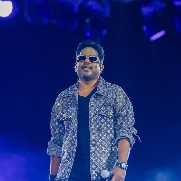 இளையராஜாவின் மகன் யுவர் ஷங்கர் ராஜா தான். முன்னணி இசையமைப்பாளர்களில் ஒருவராக இருக்கும் இவர், 2005 ஆம் ஆண்டு சுஜன்யா என்பவரை காதலித்து திருமணம் செய்தார். பின்னர் இருவருக்கும் இடையில் கருத்து வேறுபாடு காரணமாக 2007ல் விவாகரத்து பெற்று பிரிந்துவிட்டனர். பின்னர் 2-ஆவதாக ஷில்பா என்ற பெண்ணை 2011 அம் ஆண்டு காதலித்து திருமணம் செய்தார். அந்த வாழ்க்கையும், 2014 ஆம் ஆண்டு முடிவுக்கு வந்தது. அடுத்த வருடத்திலேயே ஜஃப்ரூன் நிஷா என்ற பெண்ணை திருமணம் செய்தார். இந்த ஜோடிக்கு ஒரு மகள் இருக்கிறாள். இவர் தான் இளையராஜாவின் செல்ல பேத்தி என கூறப்படுகிறது.