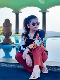 आई झाल्यानंतर नवा लुक शेअर करत कार्तिकीनं नवऱ्यासोबत केलं फोटोशूट, पहा कार्तिकीचा मॉडर्न अंदाज..