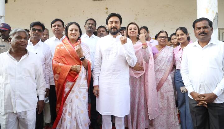 लातुरात धीरज देशमुख यांनीही आपल्या कुटुंबासह मतदानाचा हक्क बजावला.