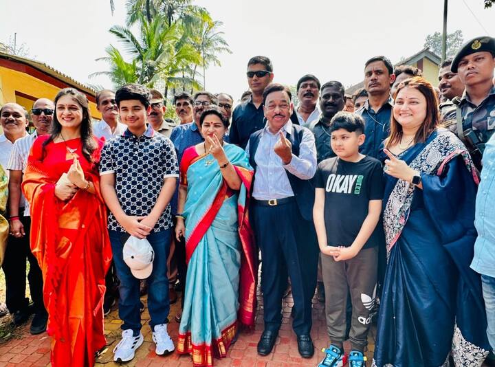 नारायण राणेंचे दोन्ही मुलं यंदा निवडणुकीच्या रिंगणात उतरली आहेत. नारायण राणेंनी कणकवलीत पत्नी आणि सुनांसह मतदानाचा हक्क बजावला.