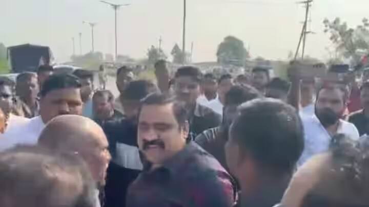 મહારાષ્ટ્રના નંદગાંવમાં શિવસેના શિંદે જૂથ અને સ્વતંત્ર કાર્યકરો વચ્ચે અથડામણ થઈ હતી. સુહાસ કાંડે અને સમીર ભુજબળના કાર્યકરો વચ્ચે આ ઘર્ષણ થયું હતું. સમીર ભુજબળ અજીત જૂથથી અલગ થઈને ચૂંટણી લડી રહ્યા છે.