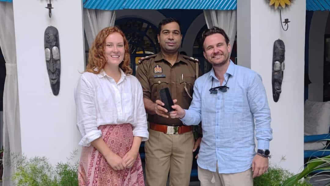 Firozabad News GRP returns missing iPhone 16 Pro to Australian couple in train ann आगरा घूमने आए ऑस्ट्रेलियन कपल का I Phone ट्रेन में छूटा, GRP ने लौटाया वापस तो खुशी से खिल उठे चेहरे