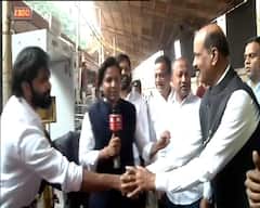 Sada Sarvankar vs Amit Thackeray: अर्रर्रर्र... सदा सरवणकर मतदानाला थाटात पोहोचले, पण जॅकेटवर धनुष्यबाणच उलटा लावला