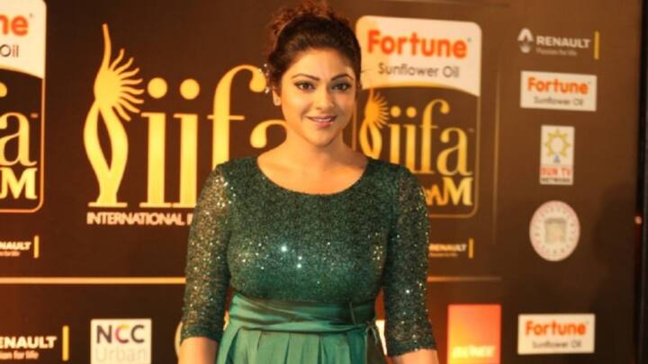 நடிகை அபிராமி நேற்று நவம்பர் 19 ஆம் தேதி சென்னையில் பிரபுதேவா நடித்துள்ள ஜாலியோ ஜிம்கானா படத்தின் பத்திரிகையாளர் சந்திப்பில் கலந்துகொண்டார். அப்போது அவர் விஜயின் தமிழ வெற்றிக் கழகத்தின் கட்சிக் கொடி பொருத்தப்பட்ட காரில் வந்து இறங்கியது பெரும் பரபரப்பை ஏற்படுத்தியது.