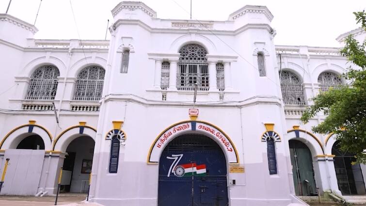 Salem news Latest cell phone used by inmates in Salem Jai  Wardens seized tnn Salem Prison: சேலம் சிறையில் கைதிகள் பயன்படுத்திய நவீன செல்போன்... ஸ்கெட்ச் போட்டு பிடித்த வார்டன்கள்