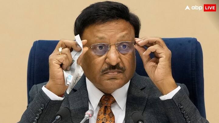 चुनाव आयोग की ओर से उत्तर प्रदेश के पुलिस अधिकारियों को सस्पेंड कर दिया गया है, जिसमें मुरादाबाद में तीन, कानपुर के दो और मुजफ्फरनगर के दो पुलिस कर्मी शामिल हैं.