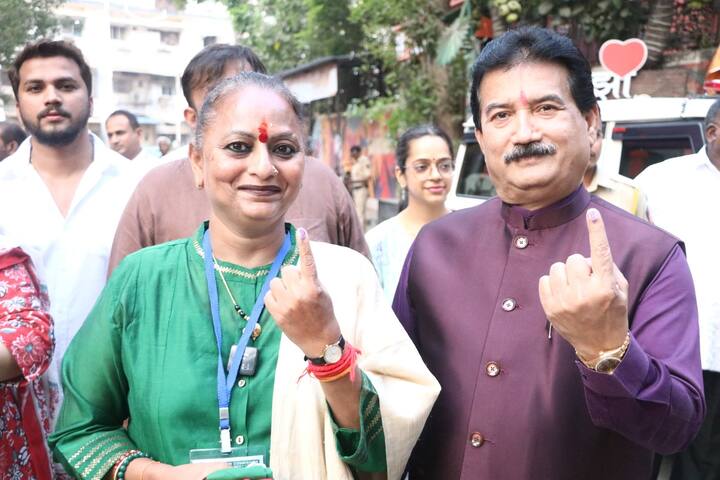 भायखळा मतदारसंघाच्या उमेदवार यामिनी जाधव यांनीही पती यशवंत जाधव यांच्यासह मतदानाचा हक्क बजावला.