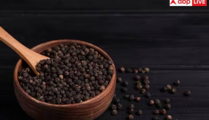 ਕਾਲੀ ਮਿਰਚ ਅਤੇ ਸ਼ਹਿਦ, ਜੋ ਕਿ ਪੌਸ਼ਟਿਕ ਤੱਤਾਂ ਦਾ ਭੰਡਾਰ ਹੈ, ਨੂੰ ਸ਼ੂਗਰ ਅਤੇ ਕੋਲੈਸਟ੍ਰੋਲ ਦੇ ਪੱਧਰ ਨੂੰ ਘਟਾਉਣ ਵਿੱਚ ਵੀ ਪ੍ਰਭਾਵਸ਼ਾਲੀ ਮੰਨਿਆ ਜਾਂਦਾ ਹੈ। ਆਓ ਜਾਣਦੇ ਹਾਂ ਸਰਦੀਆਂ 'ਚ ਕਾਲੀ ਮਿਰਚ ਅਤੇ ਸ਼ਹਿਦ ਦਾ ਸੇਵਨ ਕਰਨ ਦੇ ਕੀ-ਕੀ ਫਾਇਦੇ ਹਨ ਇਸ ਦੇ ਲਈ ਲਗਭਗ 1 ਚੱਮਚ ਸ਼ੁੱਧ ਸ਼ਹਿਦ ਲਓ ਅਤੇ ਇਸ ਨੂੰ ਤਵੇ 'ਤੇ ਜਾਂ ਗਰਮ ਪਾਣੀ 'ਚ ਰੱਖ ਕੇ ਥੋੜ੍ਹਾ ਗਰਮ ਕਰੋ। ਹੁਣ 1 ਚੁਟਕੀ ਪੀਸੀ ਹੋਈ ਕਾਲੀ ਮਿਰਚ ਲਓ ਅਤੇ ਇਸ ਨੂੰ 'ਚ ਸ਼ਹਿਦ ਮਿਲਾ ਲਓ। ਇਸ ਨੂੰ ਚੱਟੋ ਅਤੇ ਫਿਰ ਅੱਧੇ ਘੰਟੇ ਤੱਕ ਪਾਣੀ ਨਾ ਪੀਓ। ਇਸ ਨਾਲ ਗਲੇ ਵਿਚ ਬਲਗਮ, ਸਾਹ ਦੀ ਬਦਬੂ, ਖੰਘ, ਛਾਤੀ ਵਿਚ ਜਕੜਨ ਆਦਿ ਸਮੱਸਿਆਵਾਂ ਦੂਰ ਹੋ ਜਾਣਗੀਆਂ।