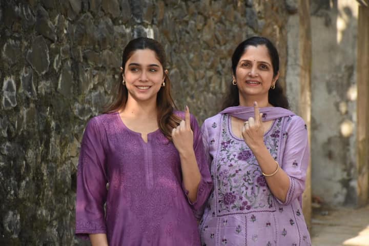 अभिनेत्री शर्वरी वाघ हिने आईसोबत जाऊन मतदान केलं.