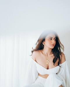 Rakul Preet PHOTO: ડીપનેક ટોપમાં રકુલ પ્રીતે શેર કર્યા એવા ગ્લેમરસ ફોટા કે, ફેન્સે કહ્યું- લગ્ન બાદ બોલ્ડ થઈ ગઈ અભિનેત્રી