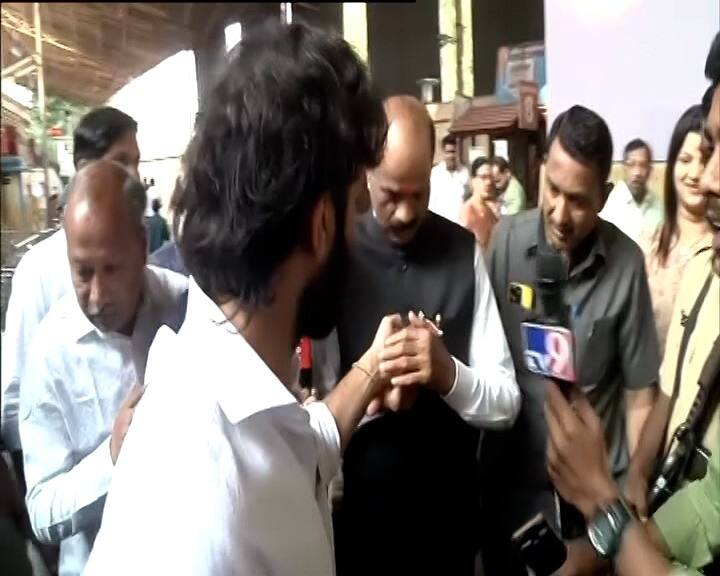 अमित ठाकरेंनी सरवणकरांना ते तात्काळ सांगितलं आणि धनुष्यबाण सरळ करण्यासाठी मदतही केली.