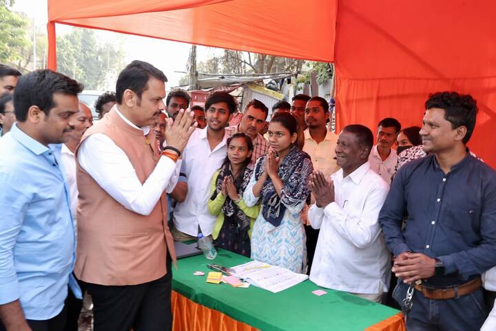 iया मतदानाच्या धामधुमीत राज्याचे उपमुख्यमंत्री देवेंद्र फडणवीस हे नागपुरातील विविध बूथ कार्यकर्त्यांना भेट देत आढावा घेत आहेत.