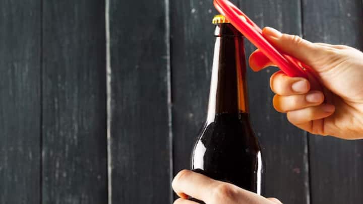 आमतौर पर, शराब और मिक्सर (जैसे पानी, सोडा, कोला) का अनुपात 1:2 या 1:3 होता है. अगर आप 30 ml शराब का पैग बना रहे हैं तो 60 से 90 ml मिक्सर मिलाना चाहिए.