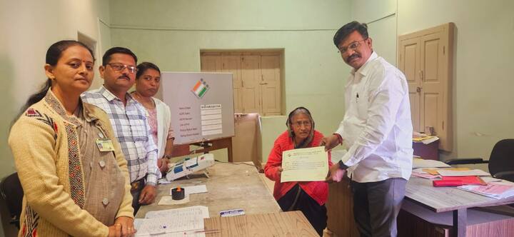 त्यापैकी 4430 मतदारांनी गृहमतदानाद्वारे मतदानाचा हक्क बजावला आहे.