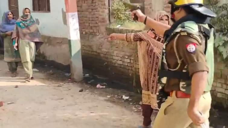 UP ByPolls में वोटर्स के बीच पुलिसकर्मी के पिस्टल लहराने का वीडियो वायरल, अखिलेश बोले- सस्पेंड