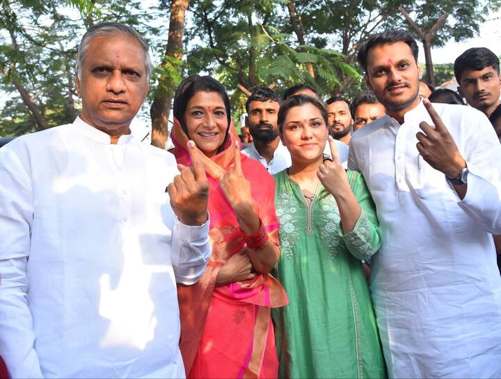 अजित दादांच्या विरोधात निवडणुकीच्या रिंगणात उतरलेले त्यांचे पुतणे युगेंद्र पवार यांनी सहकुटुंब मतदानाचा हक्क बजावला.