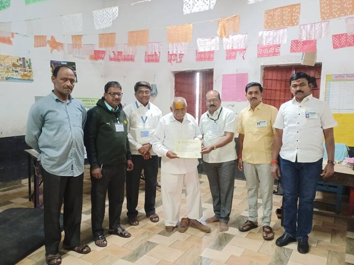 मोबाईलवर मतदार यादीतील नाव आणि मतदान केंद्र शोधण्याची सुविधा उपलब्ध करून देण्यात आली आहे. निवडणूक आयोगाच्या ‘व्होटर हेल्पलाइन’ या अॅपवर तुम्हाला मतदार यादीतील नाव आणि मतदान केंद्र लगेच शोधता येणार आहे.