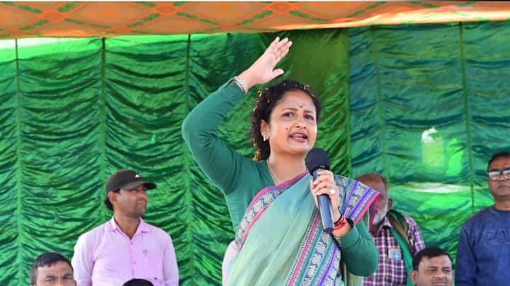 गांडेय विधानसभा सीट से कल्पना सोरेन जीत दर्ज करने की ओर आगे बढ़ती नजर आ रही है तो वहीं भाजपा की मुनिया देवी चुनाव हार रही हैं. सिल्ली सीट पर आजसू के सुदेश महतो चुनाव जीत सकते हैं तो वहीं झामुमो के अमित कुमार चुनाव हार सकते हैं.