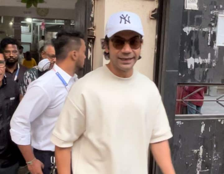 Apart from Akshay Kumar, Rajkumar Rao also came to cast his vote. During this, he advised everyone to vote and said that voting is very important.