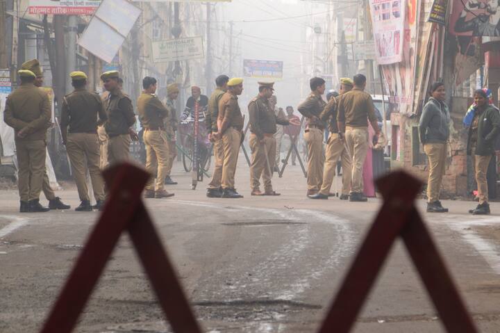 यूपी उपचुनाव में अब तक 7 पुलिसकर्मी सस्पेंड किए गए हैं. मुरादाबाद से एक दारोगा और 2 सिपाहियों को हटाया गया, मुजफ्फरनगर से 2 दारोगा निलंबित किए गए हैं और कानपुर से 2 पुलिस वाले सस्पेंड किए हैं.