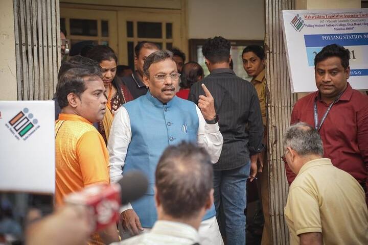 भाजपचे राष्ट्रीय सरचिटणीस विनोद तावडे यांनीही मतदानाचा हक्क बजावला.