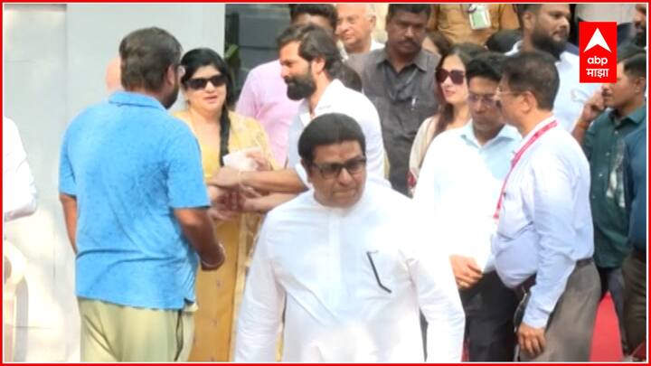 मनसे अध्यक्ष राज ठाकरे यांनीही सहकुटुंब मतदानाचा हक्क बजावला. यंदाची निवडणूक राज ठाकरे आणि कुटुंबियांसाठी खास आहे. कारण, राज ठाकरेंचे पुत्र अमित ठाकरे स्वतः निवडणुकीच्या रिंगणात उतरले आहेत.