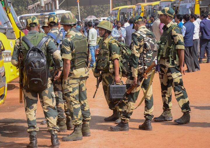 झारखंड में आज दूसरे चरण के लिए वोटिंग जारी है. इस दौरान मधुपुर विधानसभा सीट पर मधुपुर विधानसभा क्षेत्र के बूथ संख्या 111 के पीठासीन अधिकारी को गिरफ्तार किया गया है.