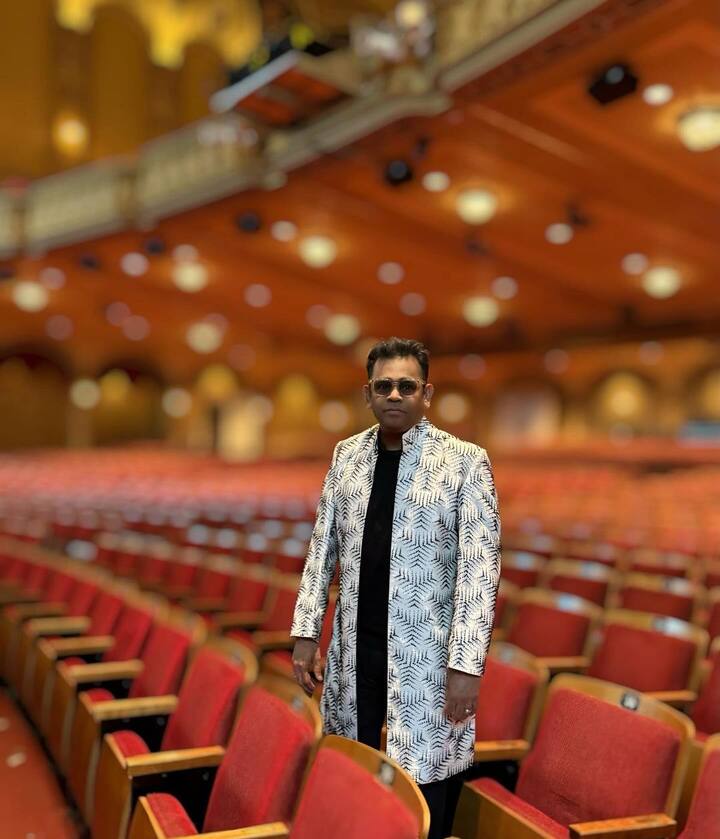 ஏ.ஆர்.ரகுமானுக்கு திருமணம் ஆகி 29-ஆண்டுகள் ஆகும் நிலையில், நேற்று இரவு ஏ.ஆர்.ரகுமான் மனைவி சாய்ரா பானு கணவரிடம் இருந்து விவாகரத்து பெற்று பிரிவதாக லாயர் மூலம் அறிவித்தார். இந்த தகவல் தற்போது தென்னிந்திய திரையுலகில் பரபரப்பாக பேசப்பட்டு வருவது குறிப்பிடத்தக்கது.