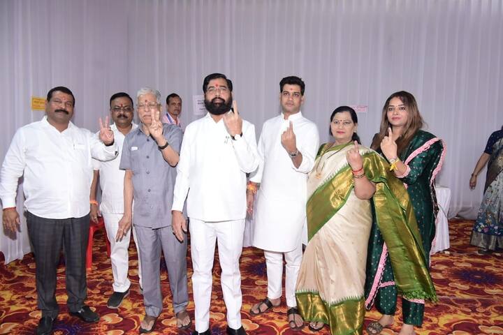 राज्याचे मुख्यमंत्री एकनाथ शिंदे यांनीही मतदानाचा हक्क बजावला. सहकुटुंब मतदान करत मुख्यमंत्र्यांनी मतदारांना मतदान करण्याचं आवाहन केलं.