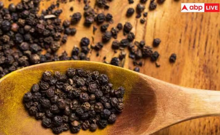 ਆਯੁਰਵੇਦ ਵਿੱਚ ਸ਼ਹਿਦ ਅਤੇ ਕਾਲੀ ਮਿਰਚ ਦਾ ਸੇਵਨ ਲਾਭਦਾਇਕ ਮੰਨਿਆ ਗਿਆ ਹੈ। ਥੋੜੀ ਜਿਹੀ ਕਾਲੀ ਮਿਰਚ ਨੂੰ ਸ਼ਹਿਦ ਵਿੱਚ ਮਿਲਾ ਕੇ ਚੱਟਣ ਨਾਲ ਕਈ ਬਿਮਾਰੀਆਂ ਠੀਕ ਹੋ ਜਾਂਦੀਆਂ ਹਨ। ਇਹ ਦੋਵੇਂ ਚੀਜ਼ਾਂ ਔਸ਼ਧੀ ਗੁਣਾਂ ਨਾਲ ਭਰਪੂਰ ਹਨ ਜੋ ਸਰਦੀ, ਖਾਂਸੀ ਅਤੇ ਮੌਸਮੀ ਰੋਗਾਂ ਨੂੰ ਦੂਰ ਕਰ ਸਕਦੀਆਂ ਹਨ। ਵਿਟਾਮਿਨ ਕੇ, ਆਇਰਨ, ਪੋਟਾਸ਼ੀਅਮ ਅਤੇ ਮੈਗਨੀਸ਼ੀਅਮ ਵਰਗੇ ਜ਼ਰੂਰੀ ਵਿਟਾਮਿਨ ਅਤੇ ਖਣਿਜ ਸ਼ਹਿਦ ਵਿੱਚ ਪਾਏ ਜਾਂਦੇ ਹਨ। ਜਦੋਂ ਕਿ ਕਾਲੀ ਮਿਰਚ ਅਤੇ ਸ਼ਹਿਦ ਐਂਟੀਆਕਸੀਡੈਂਟ, ਐਂਟੀ-ਇੰਫਲੇਮੇਟਰੀ ਅਤੇ ਐਂਟੀ-ਬੈਕਟੀਰੀਅਲ ਗੁਣਾਂ ਨਾਲ ਭਰਪੂਰ ਹੁੰਦੇ ਹਨ। ਇਨ੍ਹਾਂ ਗੁਣਾਂ ਦੇ ਕਾਰਨ ਮੌਸਮੀ ਬਿਮਾਰੀਆਂ, ਸਰਦੀਆਂ 'ਚ ਜੋੜਾਂ ਦਾ ਦਰਦ, ਸੋਜ ਅਤੇ ਹੋਰ ਕਈ ਸਮੱਸਿਆਵਾਂ ਦਾ ਇਲਾਜ ਕੀਤਾ ਜਾ ਸਕਦਾ ਹੈ।