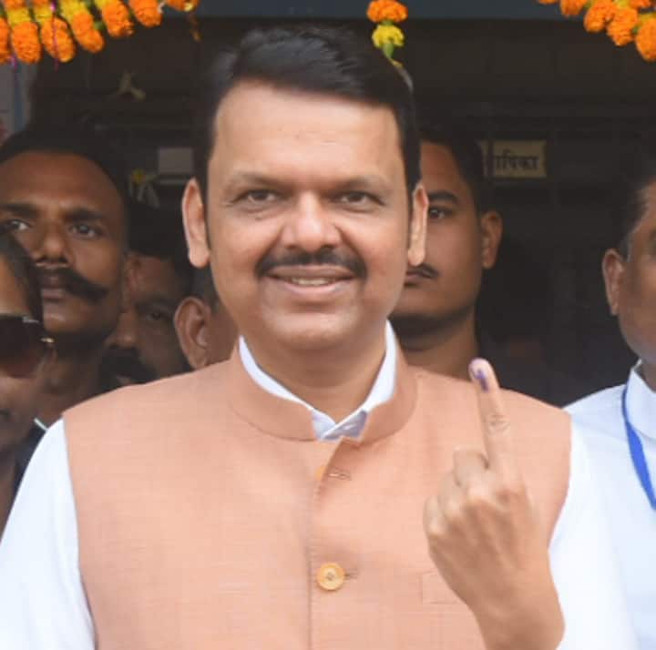 महाराष्ट्र के डिप्टी सीएम देवेंद्र फडणवीस ने अपना वोट डालने के बाद लोगों से कहा,
