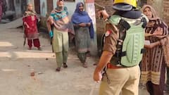 कहीं दरोगा ने तान दी पिस्तौल, कहीं बुर्के खोल हुई जांच! UP से महाराष्ट्र तक कटा बवाल, देखें हंगामे की 5 तस्वीरें